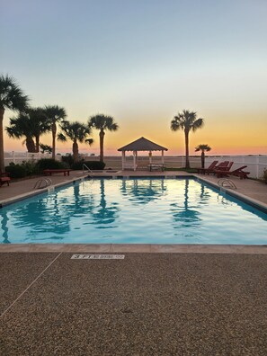 Pool - Relaxing  getaway with beautiful views. Close and easy access to beach/pool. (Galveston)