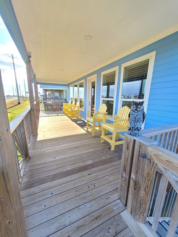 Terrace/patio - Relaxing  getaway with beautiful views. Close and easy access to beach/pool. (Galveston)