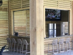 Outdoor dining - Relaxing  getaway with beautiful views. Close and easy access to beach/pool. (Galveston)