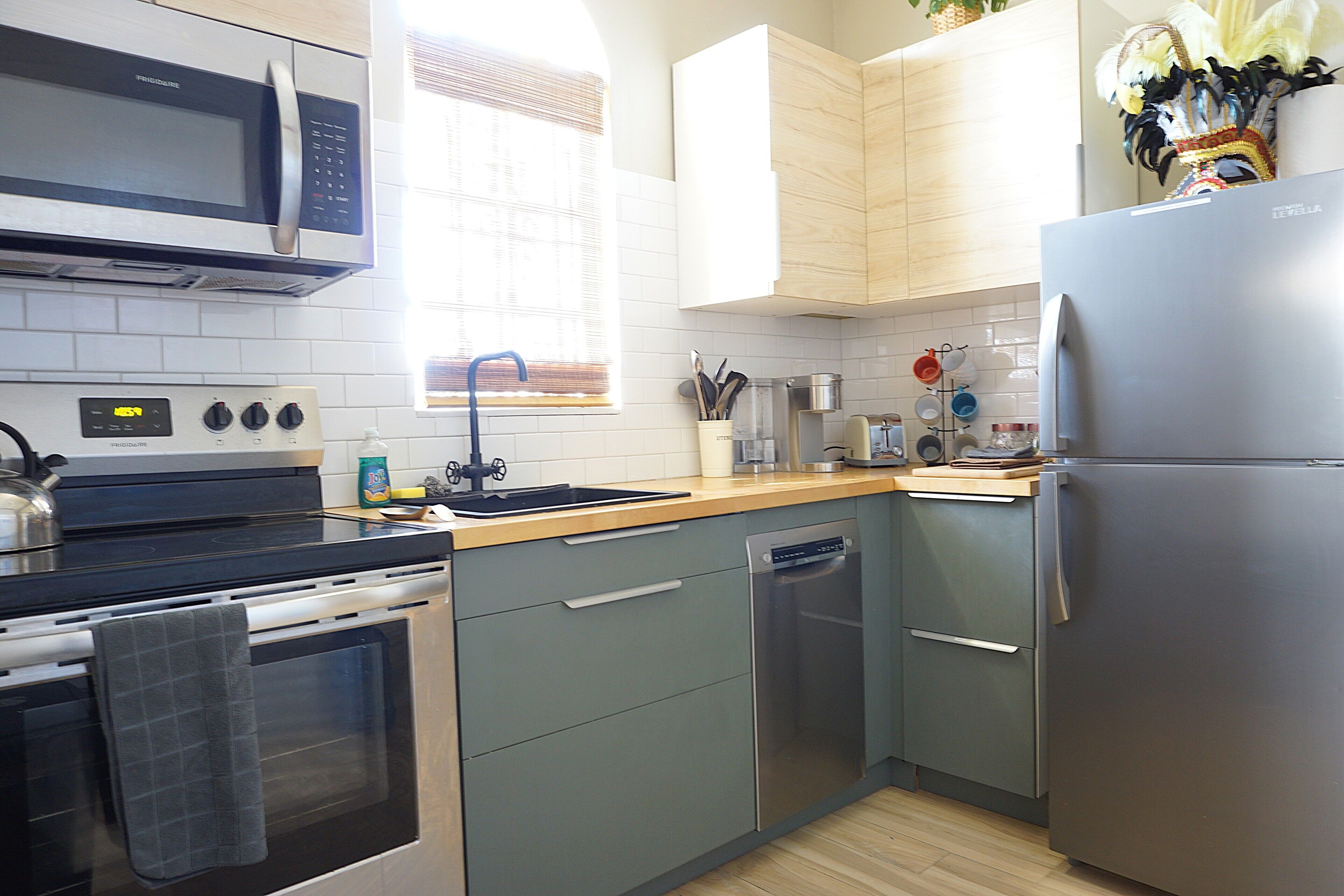 Refrigerador, microondas, horno y parrilla de estufa 