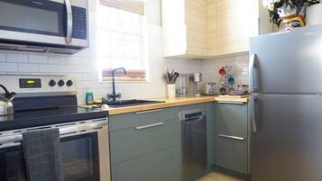 Køleskab, mikrobølgeovn, ovn, kogeplade