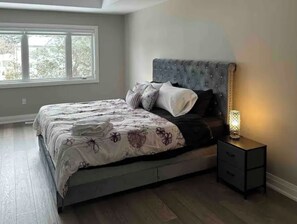 4 Schlafzimmer, Schreibtisch, Bügeleisen/Bügelbrett, WLAN