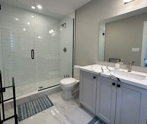 Dusche, umweltfreundliche Kosmetikartikel, Haartrockner, Handtücher