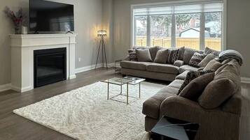 Smart-TV, Kamin, Tischtennisplatte, Bücher