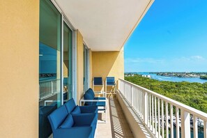 Property grounds - Wake up to the Sunrise over the Atlantic. Gorgeous unit with central location.  (Boynton Beach)