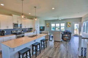 Fridge, microwave, oven, stovetop - Sandtoesha West, Ocean and Sound Views, in Emerald Isle, close to everything! (Emerald Isle)