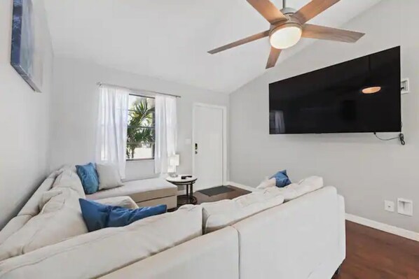 Smart TV - The Summit House!
(Clearwater)