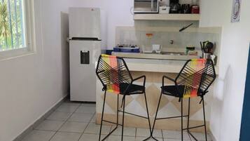 Réfrigérateur, cafetière/bouilloire, grille-pain, blender