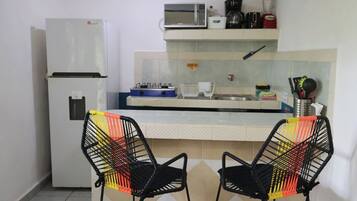 Kylskåp, kaffe- och tebryggare, brödrost och mixer