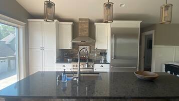 Micro-ondes, four, plaque de cuisson, lave-vaisselle