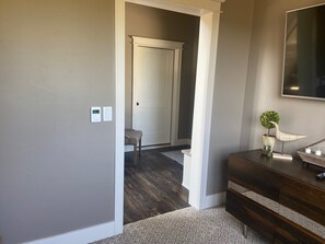 Interior - Lakeside retreat: ensuite bathrooms, newly built: professionally furnished. (Oshkosh)