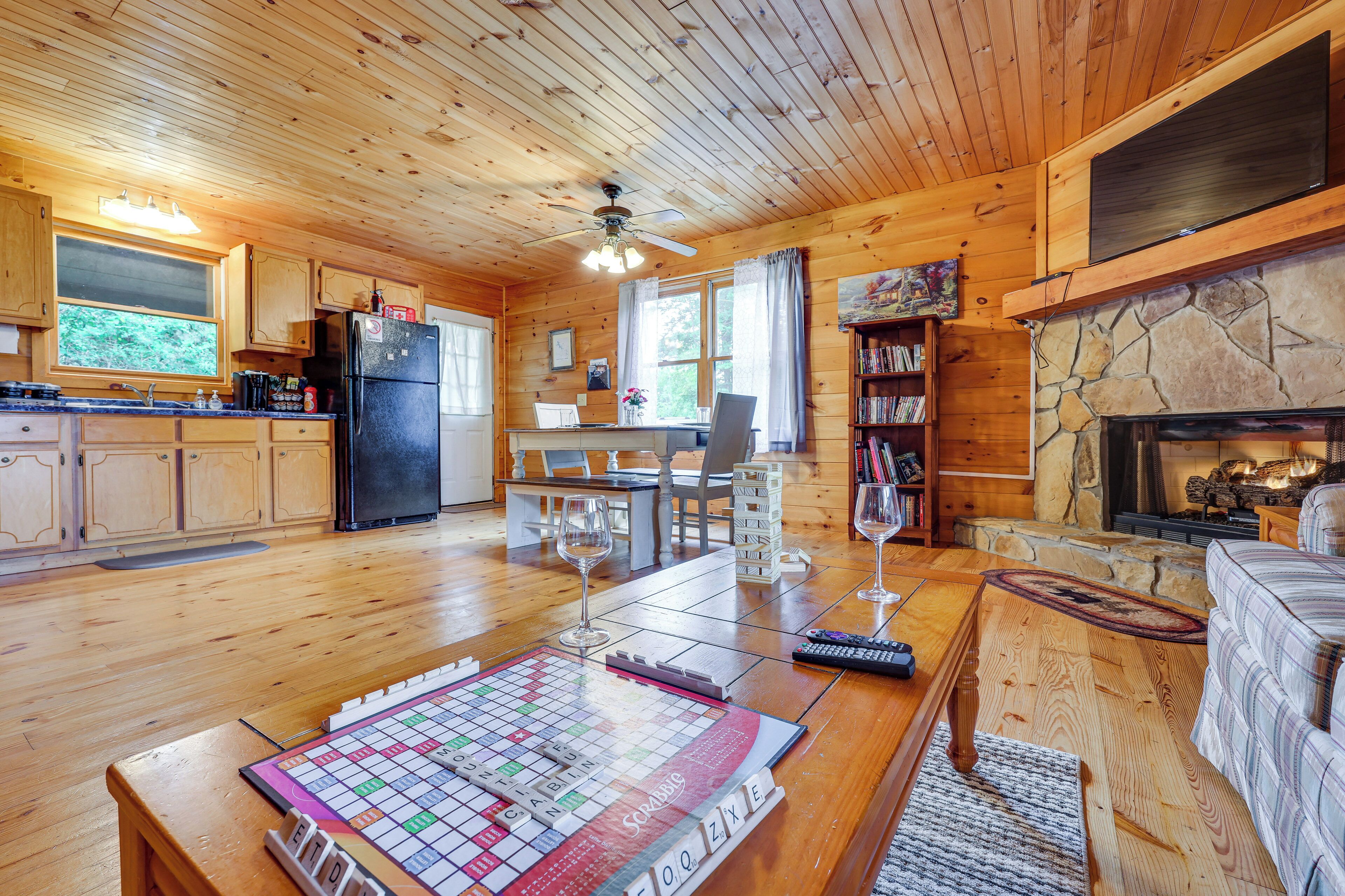 Blairsville Cabin w/ Fire Pit & Grill!