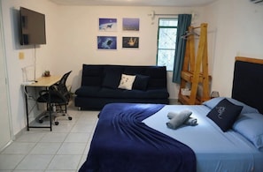 1 bedroom, desk, iron/ironing board, free WiFi - Downtown private studio, comfortable & calm, wi-fi, work area, a/c, & kitchen (San Miguel de Cozumel)