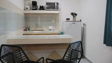 Frigorifero, microonde, piano cottura, macchina per tè/caffè