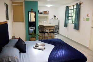 1 chambre, bureau, fer et planche à repasser, Wi-Fi gratuit