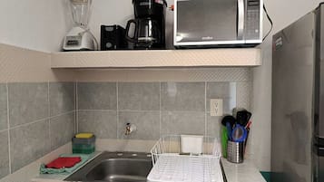 Frigorífico, microondas, placa de cocina y cafetera o tetera