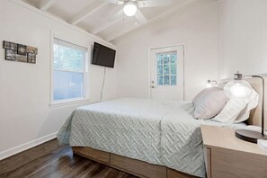 2 bedrooms, desk, iron/ironing board, WiFi