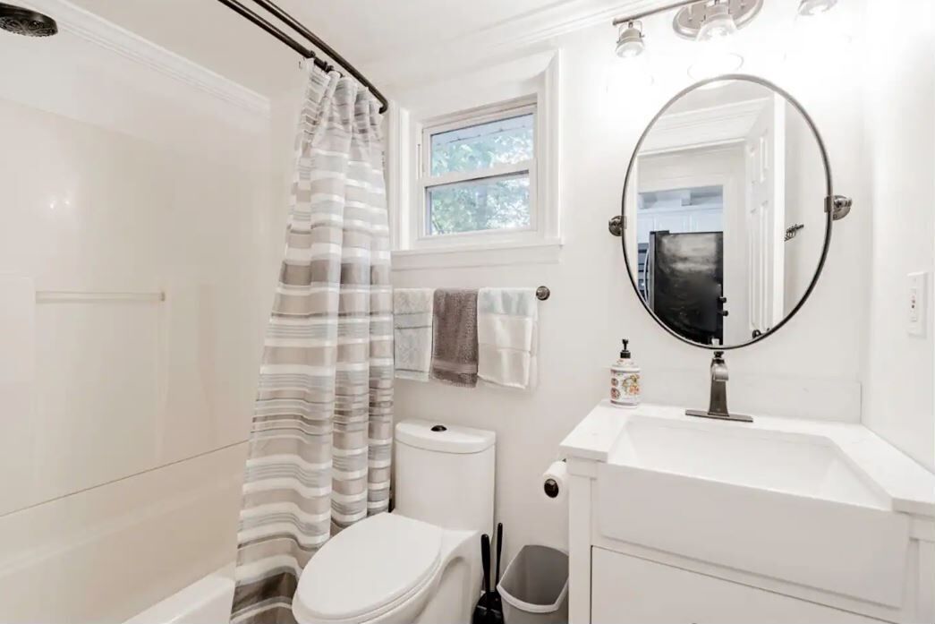 Secador de pelo, bidé, toallas y jabón