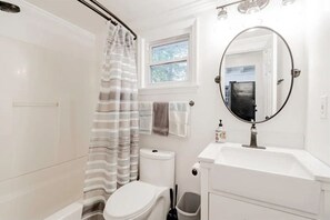 Asciugacapelli, bidet, asciugamani, sapone