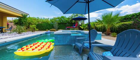 Una piscina al aire libre, sombrillas, tumbonas