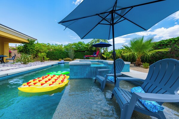 Piscina externa, guarda-sóis, espreguiçadeiras