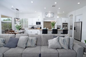 Casa | Zona de estar | Una Smart TV, una chimenea, Netflix, servicios de streaming