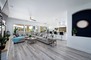 Casa | Sala de estar | Una Smart TV, una chimenea, Netflix, servicios de streaming