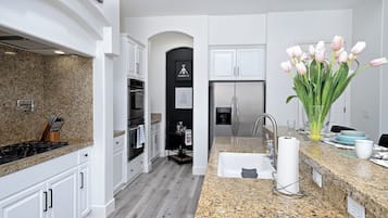 House | Private kitchen | Full-sized fridge, microwave, oven, stovetop