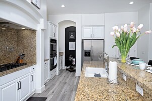 Casa | Cocina privada | Frigorífico grande, microondas, horno y placa de cocina