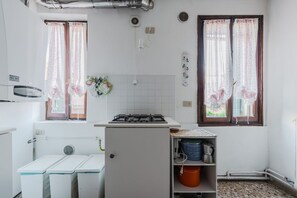 Fridge, microwave, stovetop, cookware/dishes/utensils