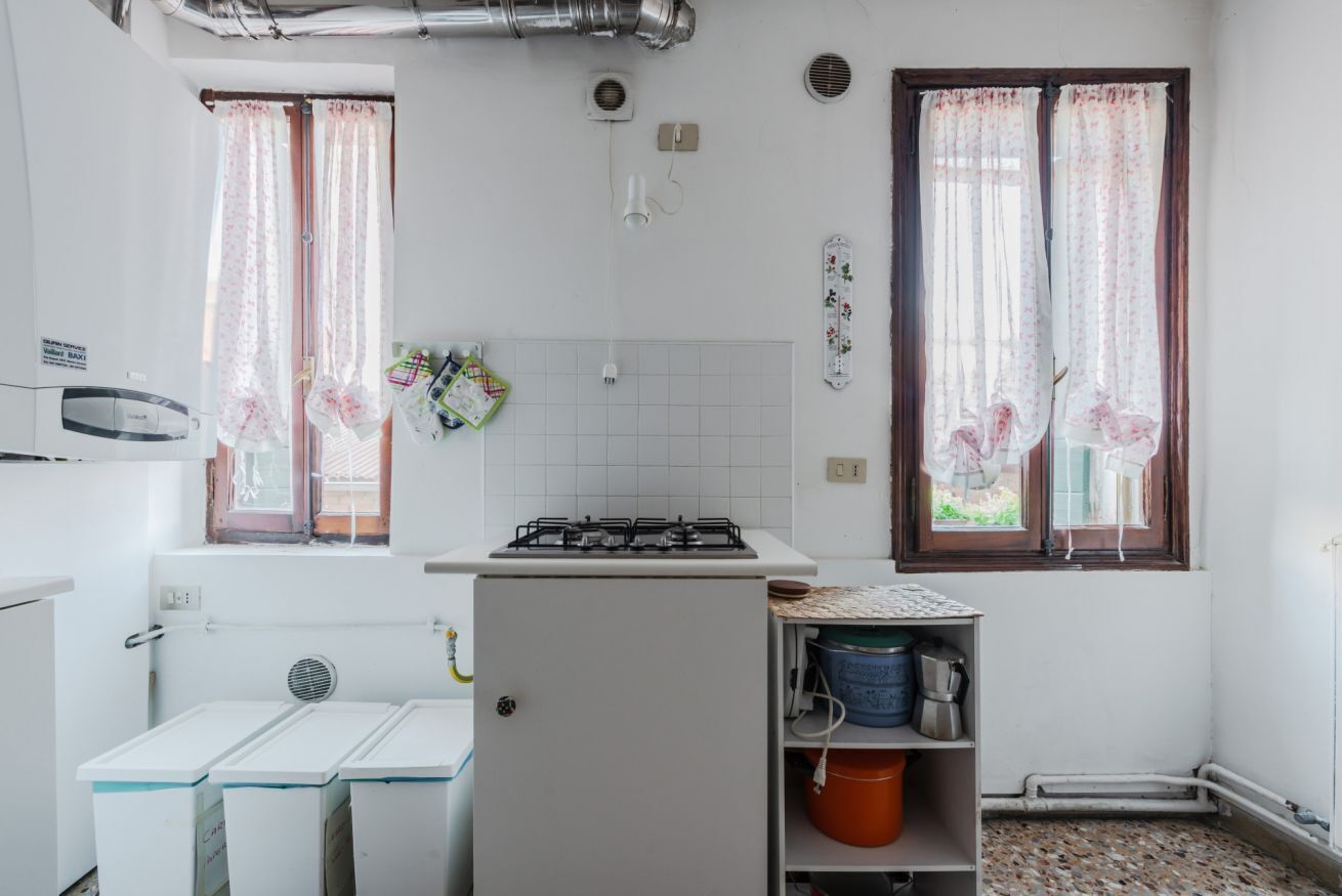 Kühlschrank, Mikrowelle, Herdplatte, Kochgeschirr/Geschirr/Besteck