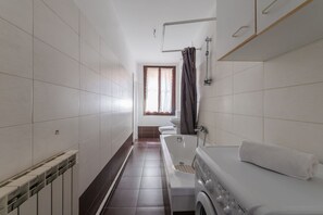 Bathtub, hair dryer, bidet, towels - GuestHost - Lovely & Roomy Venetian Apartment x5! (Venezia)