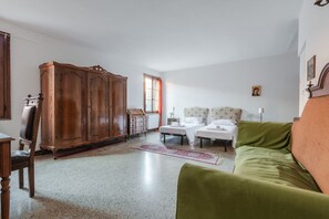 4 slaapkamers, een strijkplank/strijkijzer, wifi, beddengoed