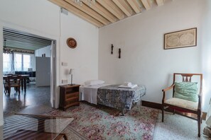 4 bedrooms, iron/ironing board, WiFi, bed sheets