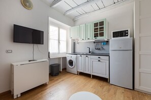 Fridge, microwave, stovetop