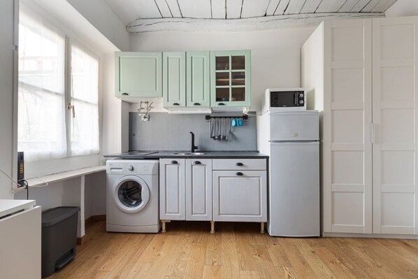 Fridge, microwave, stovetop