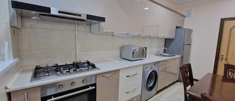 Geladeira, micro-ondas, fogão, cooktop