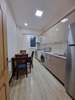 Fridge, microwave, oven, stovetop - Furnished 2 bedroom apartment in central Tashkent (Тоshkent)