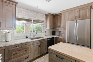 Fridge, microwave, oven, stovetop - Johnny Guitar Getaway, Discover the allure of West Sedona!! (Sedona)