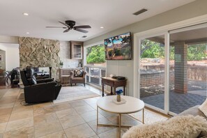 Smart TV - Johnny Guitar Getaway, Discover the allure of West Sedona!! (Sedona)