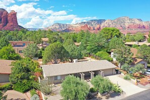 A residential area with houses surrounded by greenery and mountains in the background. - Johnny Guitar Getaway, Discover the allure of West Sedona!! (Sedona)