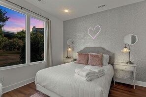 4 bedrooms, iron/ironing board, WiFi, bed sheets - Girls Glam Getaway | Minutes from Broadway (Nashville)