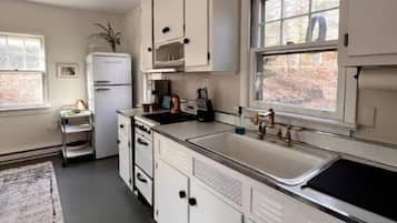 Fridge, oven, stovetop, coffee/tea maker