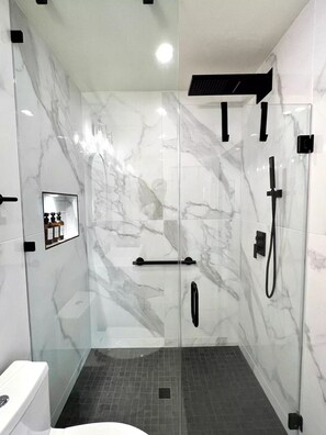 Haartrockner, Handtücher, Seife, Shampoo
