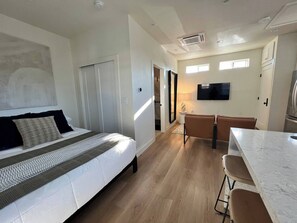 1 bedroom, WiFi, bed sheets - Modern Studio- Entire place to yourself! Full Kitchen/Washer/Dryer/500mbs WIFI (Los Angeles)
