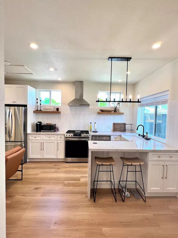 Fridge, microwave, oven, stovetop - Modern Studio- Entire place to yourself! Full Kitchen/Washer/Dryer/500mbs WIFI (Los Angeles)