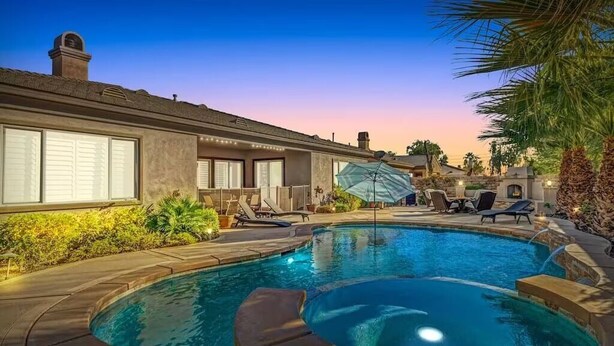 A swimming pool with a hot tub, lounge chairs, and umbrellas. - Lux Desert Oasis w/ saltwater pool near Coachella (Indio)