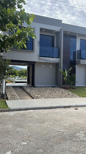 المنطقة المحيطة بالمنشأة