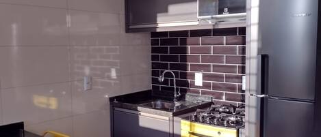 Geladeira, micro-ondas, fogão, cooktop