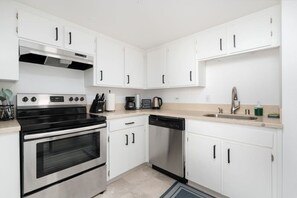 Fridge, microwave, oven, stovetop - FREE Parking l 1.5 Bedroom Loft in Mission / Hayes (San Francisco)